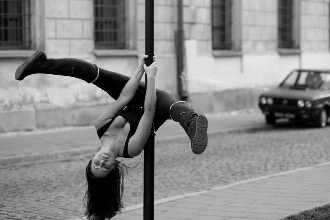 Street pole dance - uliczne akrobacje