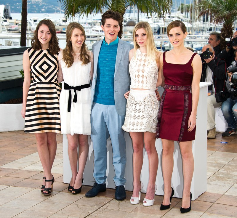 Festiwal Filmowy w Cannes 2013: Katie Chang (w sukience Jill Stuart), Taissa Farmiga (w sukience Alberta Ferretti), Israel Broussard, Claire Julien (w komplecie Balmain) i Emma Watson (w sukience Christopher Kane) na konferencji prasowej filmu "The Bling 