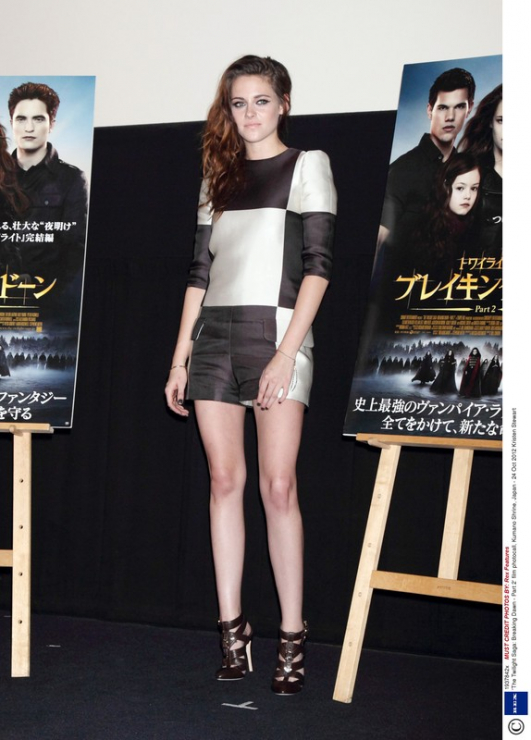 Trendy 2013, paski i szachownica: Kristen Stewart na konferencji prasowej filmu "Saga Zmierzch: Przed Świtem, cz. 2"  w Japonii, fot. East News