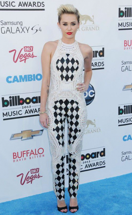 Trendy 2013, paski i szachownica: Miley Cyrus w kombinezonie Balmain na Billboard Music Awards 2013, fot. East News