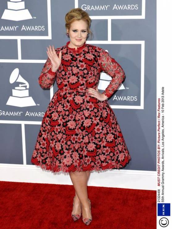 Czerwone sukienki gwiazd: Adele w sukni Valentino Couture na rozdaniu nagród Grammy 2013, fot. East News