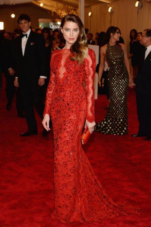 Czerwone sukienki gwiazd: Amber Heard w sukni Emilio Pucci na Met Gala 2013, fot. East News