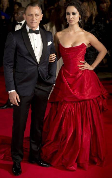 Czerwone sukienki gwiazd: Daniel Craig (w smokingu Toma Forda) i Berenice Marlohe (w sukni Vivienne Westwood) na premierze "Skyfall", fot. East News