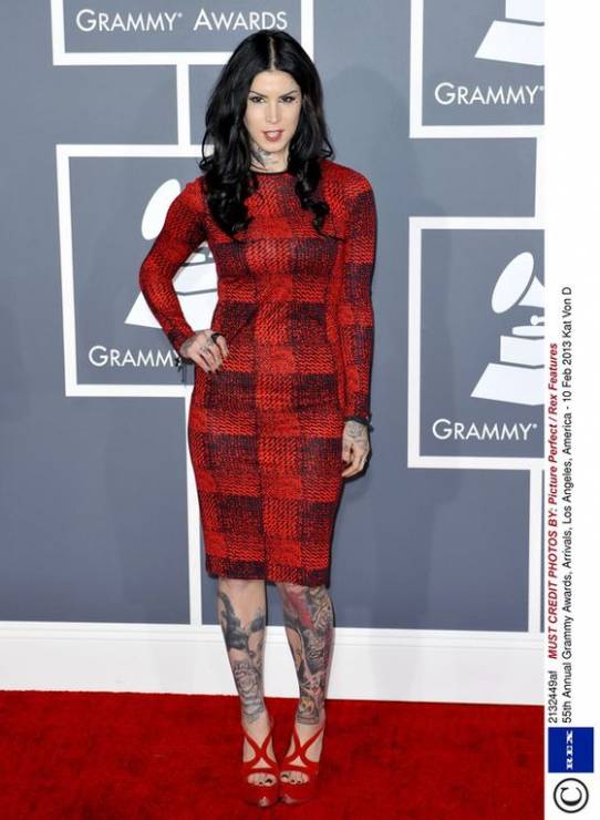 Czerwone sukienki gwiazd: Kat Von D  w sukience 10 Crosby Derek Lam na rozdaniu nagród Grammy 2013, fot. East News