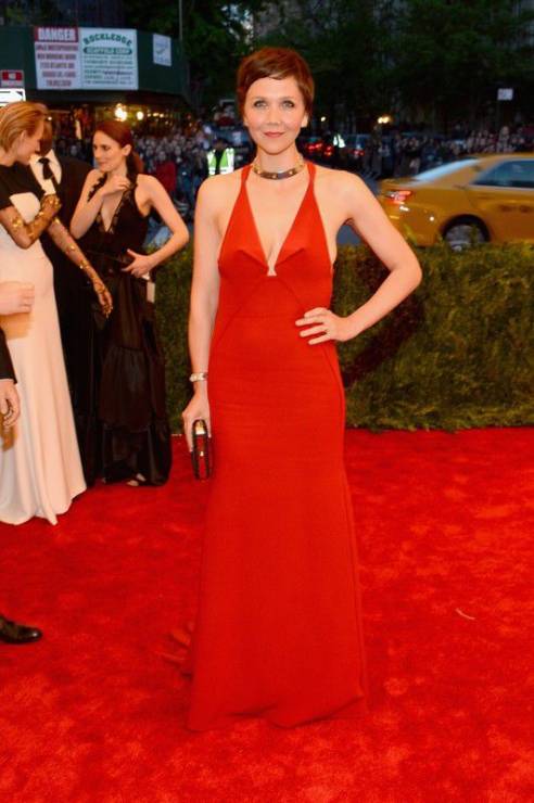 Czerwone sukienki gwiazd: Maggie Gyllenhaal na Met Gala 2013, fot. East News