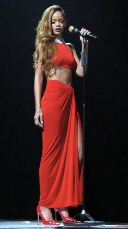Czerwone sukienki gwiazd: Rihanna na koncercie w Toronto, fot. East News