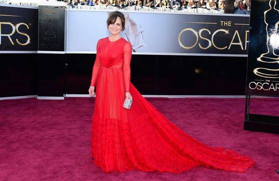Czerwone sukienki gwiazd: Sally Field w sukni Valentino Couture na rozdaniu Oscarów 2013, fot. East News