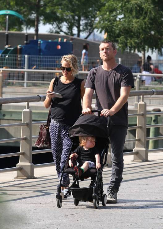 Znani tatusiowie na Dzień Ojca:  Sam Worthington i Lara Bingle na spacerze z synem, fot. East News