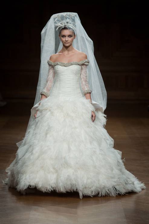 Suknie ślubne z pokazów haute couture: Oscar Carvallo jesień-zima 2013/14, fot. Imaxtree