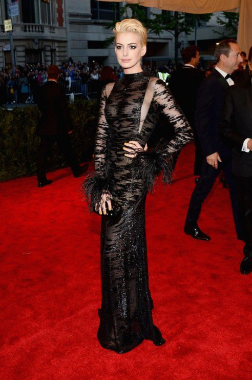 Czarne sukienki gwiazd: Anne Hathaway w sukni Valentino na Met Gala 2013, fot. East News