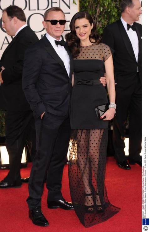 Czarne sukienki gwiazd: Daniel Craig i Rachel Weisz w sukni Louis Vuitton na rozdaniu Złotych Globów 2013, fot. East News