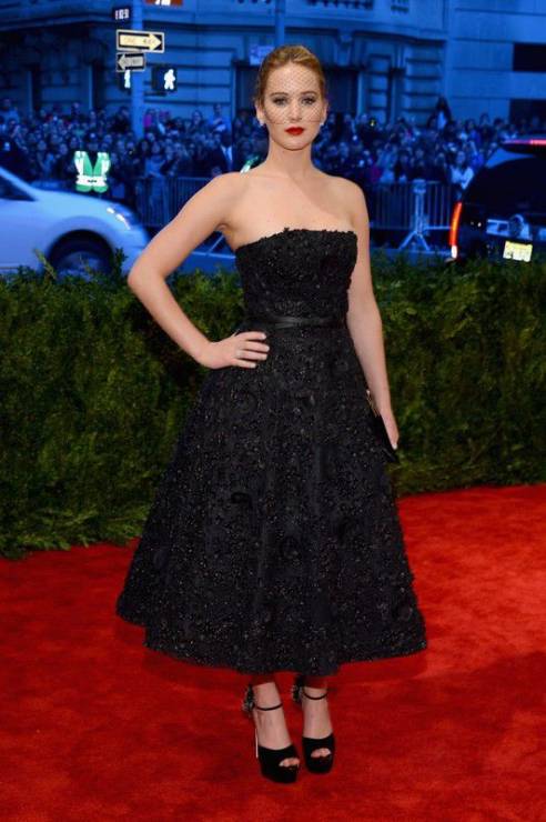 Czarne sukienki gwiazd: Jennifer Lawrence w sukni Dior na Met Gala 2013, fot. East News