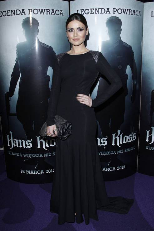 Czarne sukienki gwiazd: Marta Żmuda Trzebiatowska w sukni BOHOBOCO na premierze filmu "Hans Kloss" (fot. Akpa)