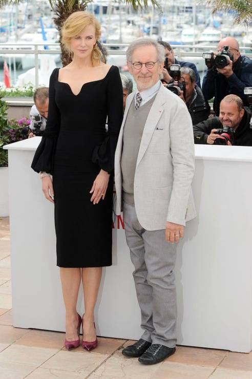 Czarne sukienki gwiazd: Nicole Kidman (sukience w Alexander McQueen) i  Steven Spielberg na konferencji prasowej festiwalu filmowego Cannes 2013, fot. East News