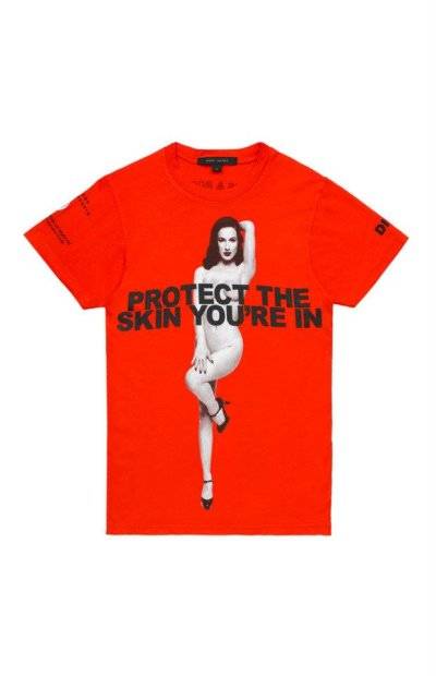 Dita Von Teese na t-shircie Protect The Skin You're In 