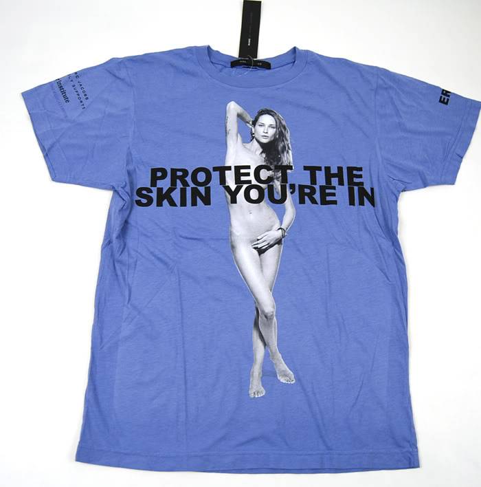 Erin Wasson na t-shircie Protect The Skin You're In 