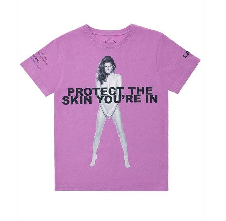 Lake Bell na t-shircie Protect The Skin You're In 