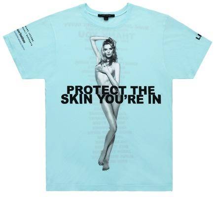 Lily Donaldson na t-shircie Protect The Skin You're In 