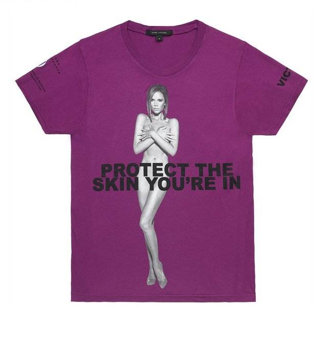 Victoria Beckham na t-shircie Protect The Skin You're In 