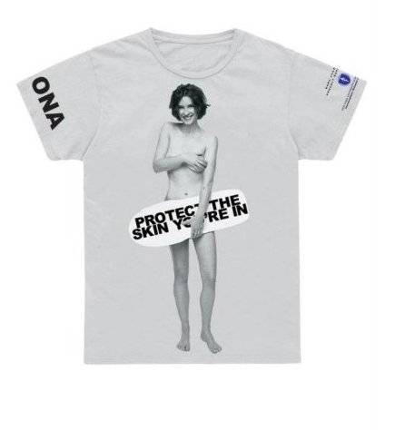 Winona Ryder na t-shircie Protect The Skin You're In 