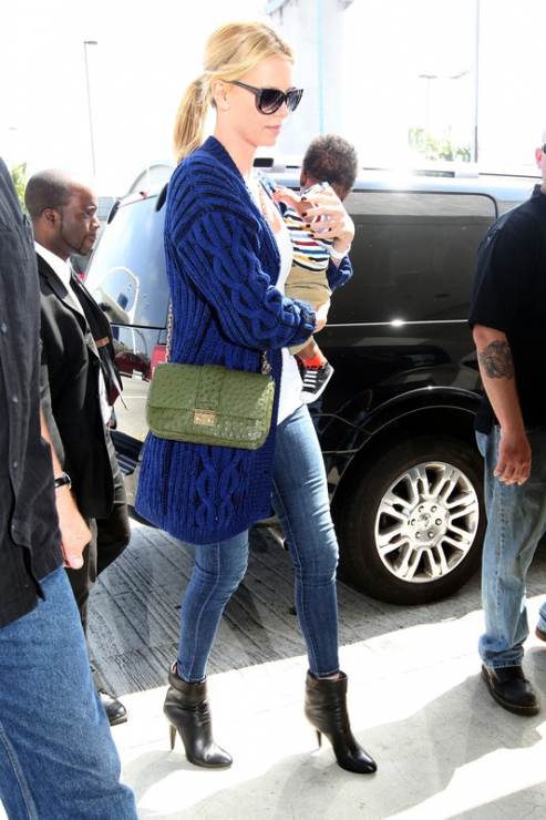 Charlize Theron na lotnisku w Los Angeles, fot. East News
