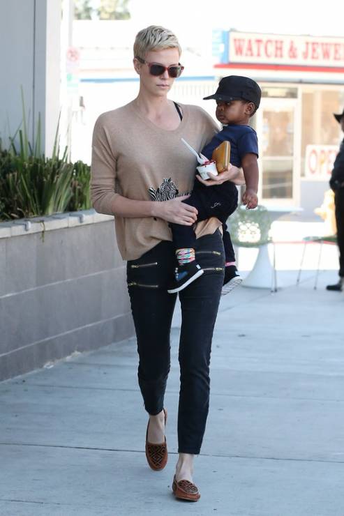 Charlize Theron (w swetrze Madewell) z synkiem Jakcsonem w West Hollywood, fot. East News