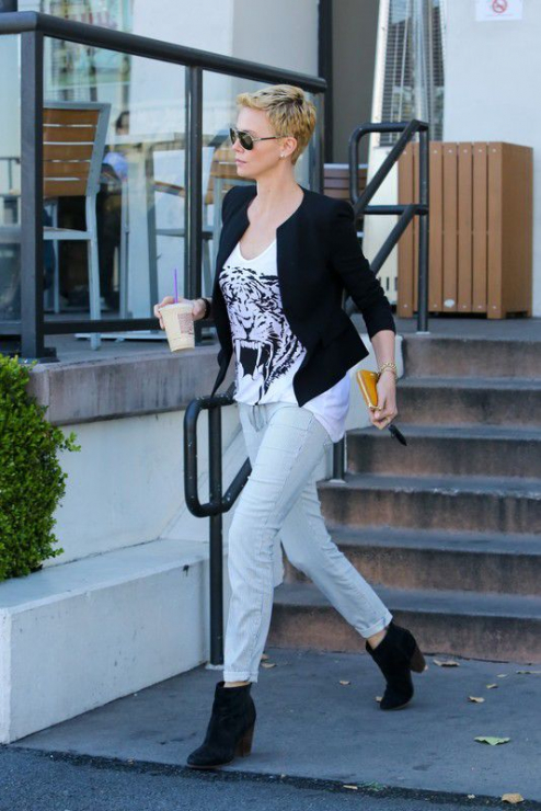 Charlize Theron wychodzi z kawiarni w Hollywood, fot. East News