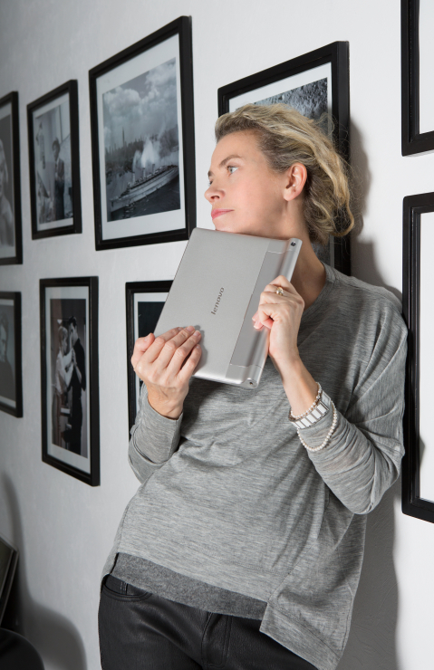 Lidia Popiel z tabletem Lenovo YOGA, fot. serwis prasowy