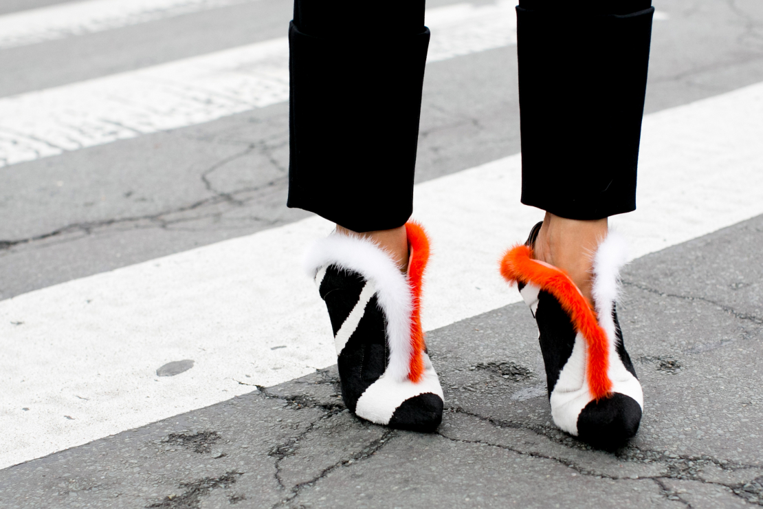 Street fashion: fokus na buty i torebki