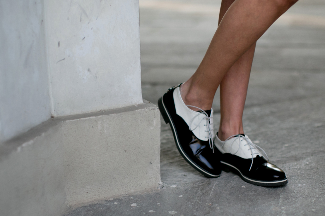 Street fashion: fokus na buty i torebki