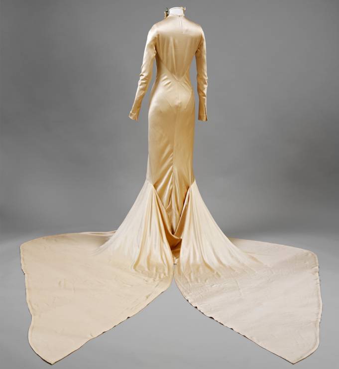 Jedwabna suknia ślubna, proj. Charles James; Londyn; 1934 r. 
Założyła ją Barbara "Baba" Beaton podczas ślubu z Alec Hambro. fot. Serwis prasowy