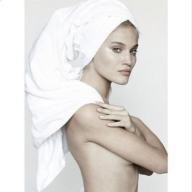 Gwiazdy i modelki w ręcznikowej sesji Mario Testino