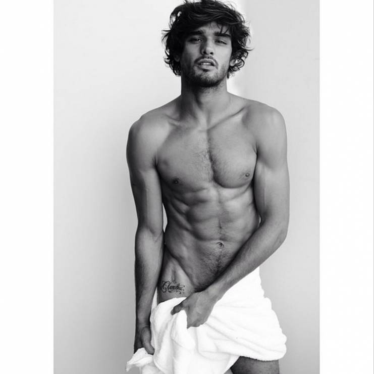 Gwiazdy i modelki w ręcznikowej sesji Mario Testino