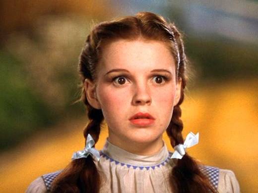 Judy Garland czyli dziewczynka z sąsiedztwa z Czarnoksiężnika z Oz (1939). Jej rude warkocze stały się dla wielu obrazem z dzieciństwa, fot. pinterest