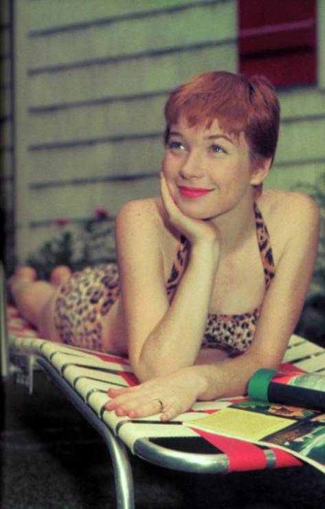 Shirley MacLaine, od początku kariery nosiła tzw. brick-red pixie czyli króciótką fryzurkę "na chłopczycę", fot. pinterest
