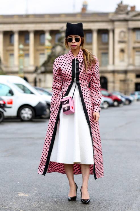 Street fashion: różowy płaszcz