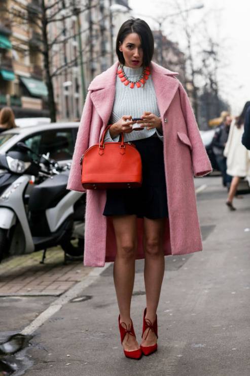 Street fashion: różowy płaszcz