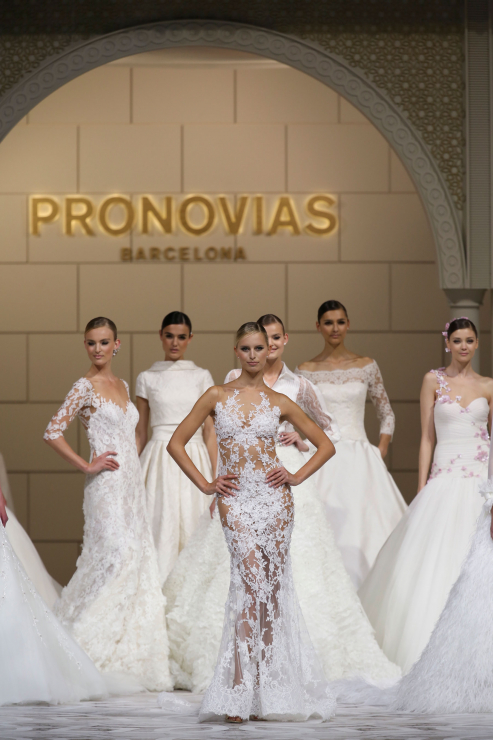 Suknie ślubne 2015: Pronovias wiosna 2015