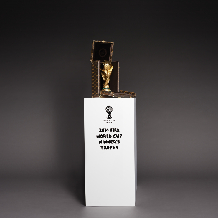 Puchar FIFA 2014 ze szkatułką Louis Vuitton, fot. materiały prasowe
 
