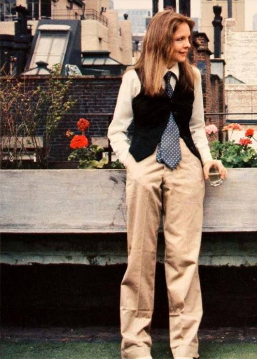 damski garnitur, krawat i kamizelka. Ikoniczny strój Diane Keaton czyli nowojorskiej street-chic woman Annie Hall w filmie Woody'ego Allena z 1977 roku. Stroje projektował sam Ralph Lauren, fot. Pinterest