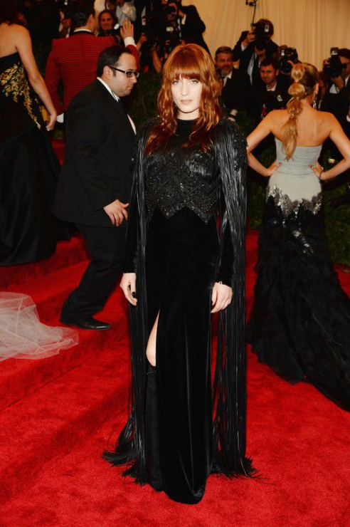 Czarne sukienki gwiazd: Florence Welch w sukni Givenchy na Met Gala 2013, fot. East News