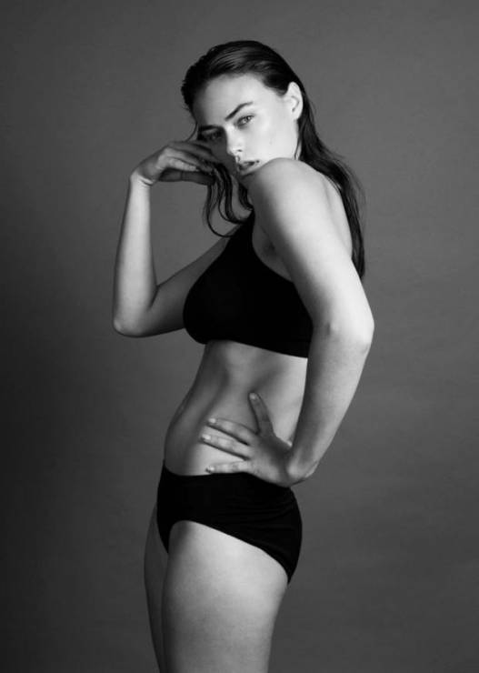 Myla Dalbesio w kampanii bielizny Calvin Klein