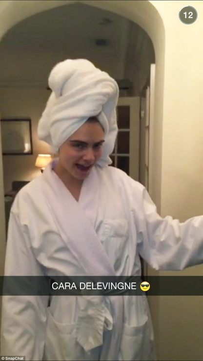 Cara Delevigne w hotelu dla Snapchata @Burberry