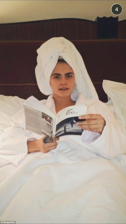 Cara Delevigne w hotelu dla Snapchata @Burberry