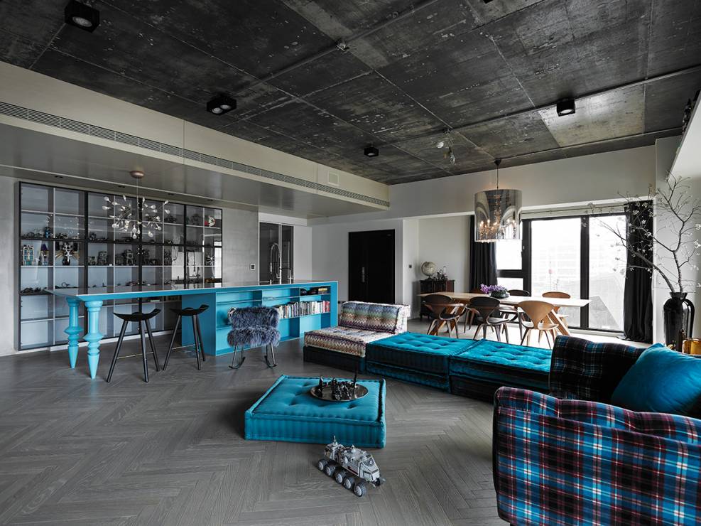 Wnętrze tygodnia: beton, błękit i design - apartament pełen kontrastów