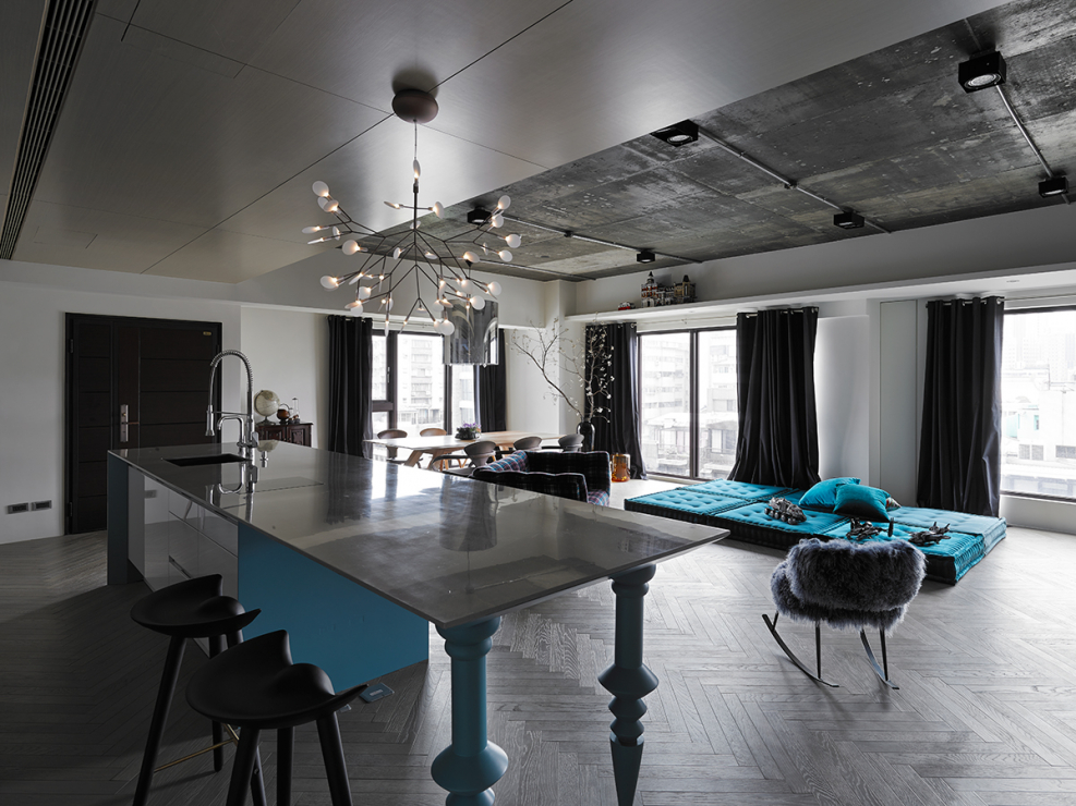Wnętrze tygodnia: beton, błękit i design - apartament pełen kontrastów