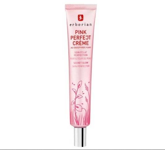 1. Rozświetlacz Pink Perfect Creme francusko-koreańskiej marki Erborian. Nadaje efekt czystej, świeżej skóry jak po peelingu. A do tego zwęża pory, utrwala podkład i jest niewidoczny na twarzy. Erborian, XXX zł (w Sephorze).
