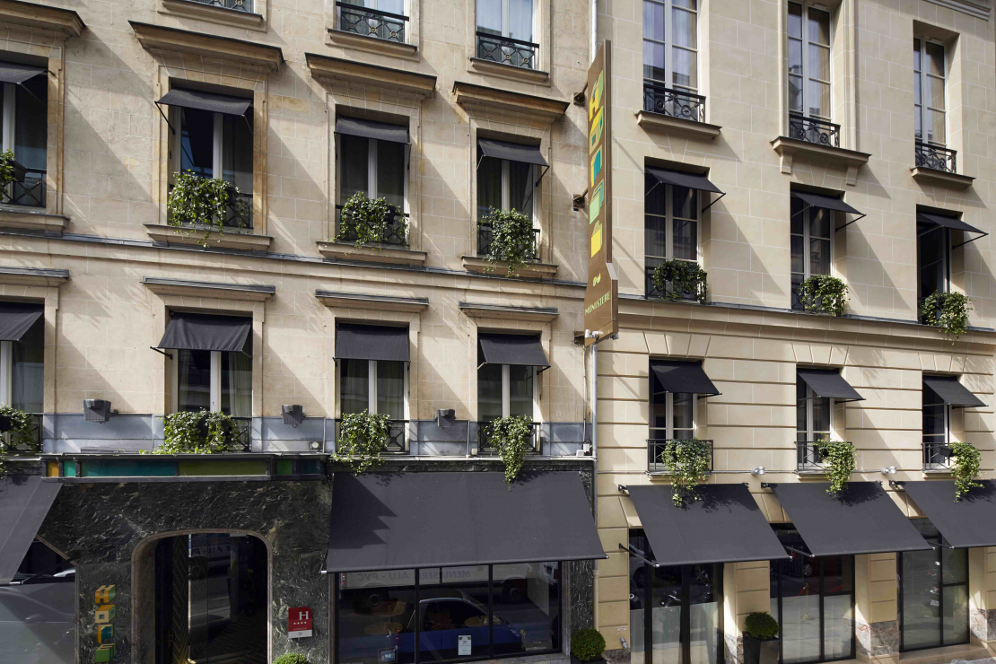 Kolorowy i luksusowy hotel w Paryżu