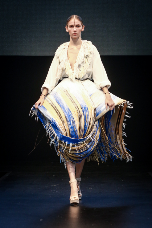 Mieszkający w Amsterdamie projektant Karim Adduchi nawiązał do swoich berberyjskich korzeni. Twórczo wykorzystał wzory tradycyjnych dywanów w kolekcji wełnianych, postrzępionych ubrań. Nazwał ją „Ona wie, dlaczego ptak w klatce śpiewa”.Wszystkie materiały