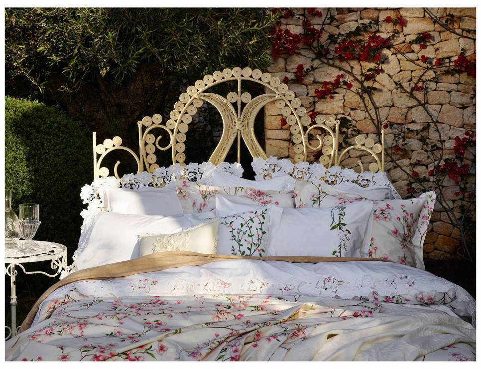 Kobiece sypialnie: łóżka ze stylizowanymi zagłówkami